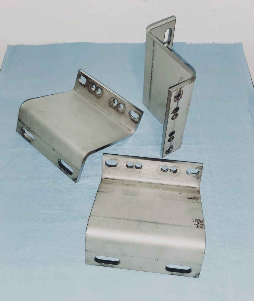 PRO-15-040 PIEZA DE ACERO INOXIDABLE T304 ACABADO PLANTA DE 3/16in CORTADA POR LASER CON 2 DOBLECES